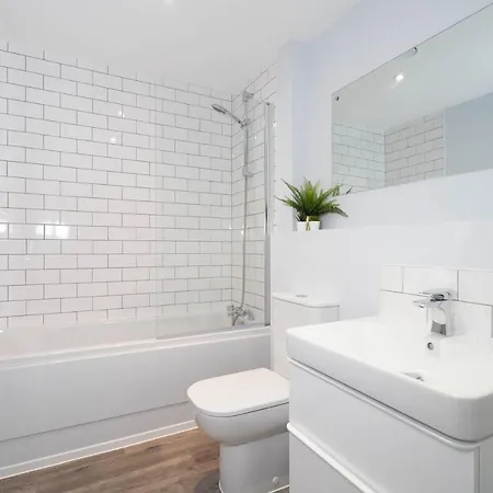 New Build - 2 Bed Luxury Spacious Modern Apt - Roof Top Terrace - Digbeth, Centre - Free Netflix & Smart Tv *