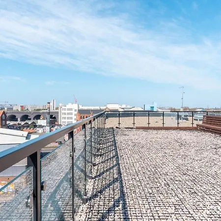 New Build - 2 Bed Luxury Spacious Modern Apt - Roof Top Terrace - Digbeth, Centre - Free Netflix & Smart Tv *
